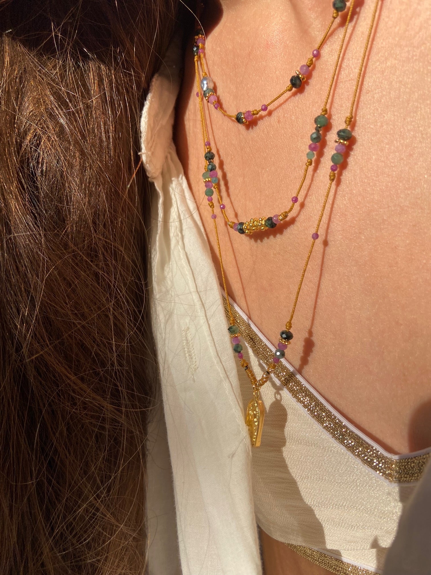 Ras de cou/Collier Perle Fleur plaquée or Emeraude Rubis Hématite