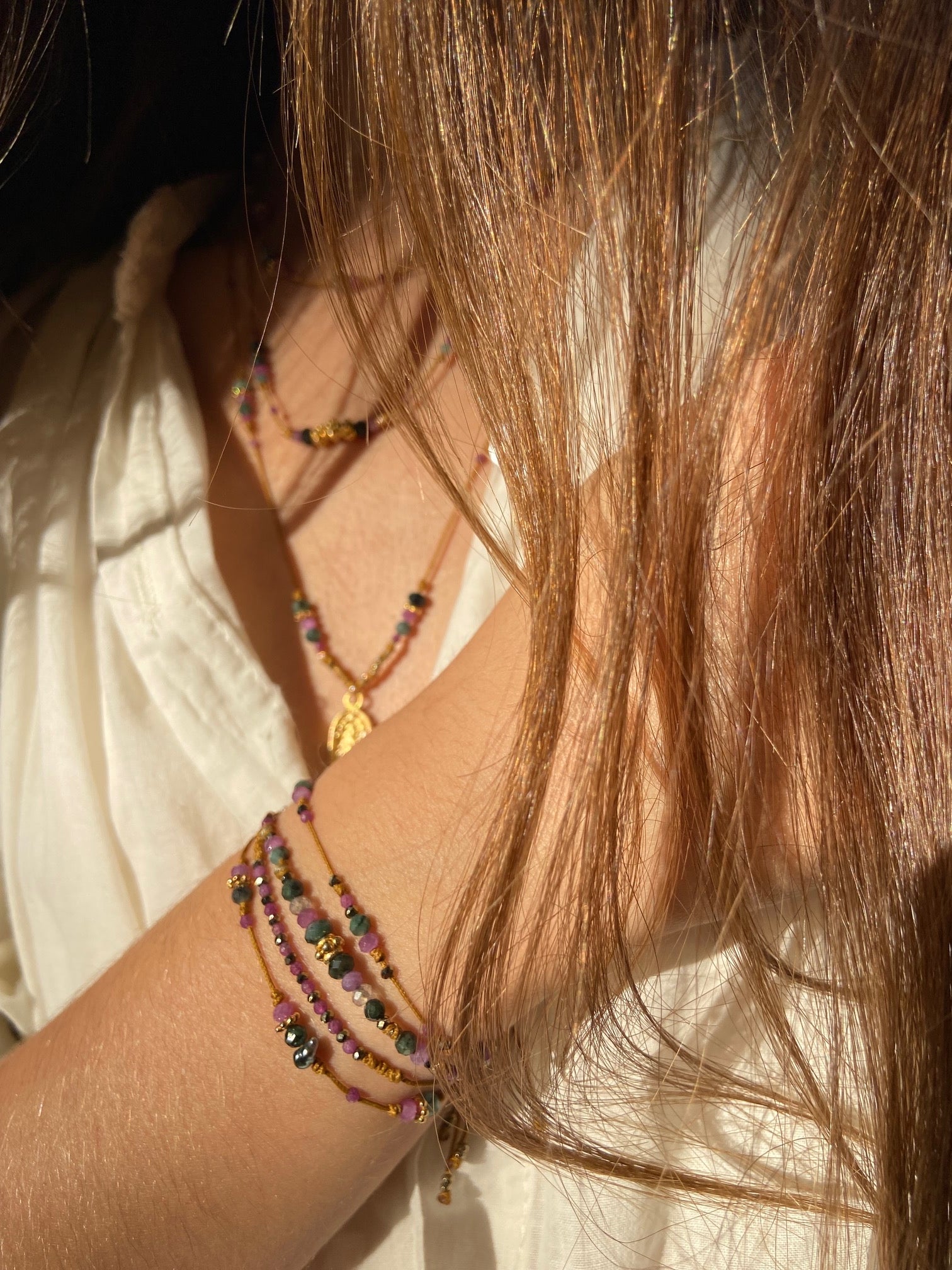 Bracelet Keshi Fleur plaquée or Emeraude Rubis