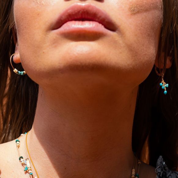 boucle d'oreille en argent plaqué or créole et dormeuse pierres turquoises