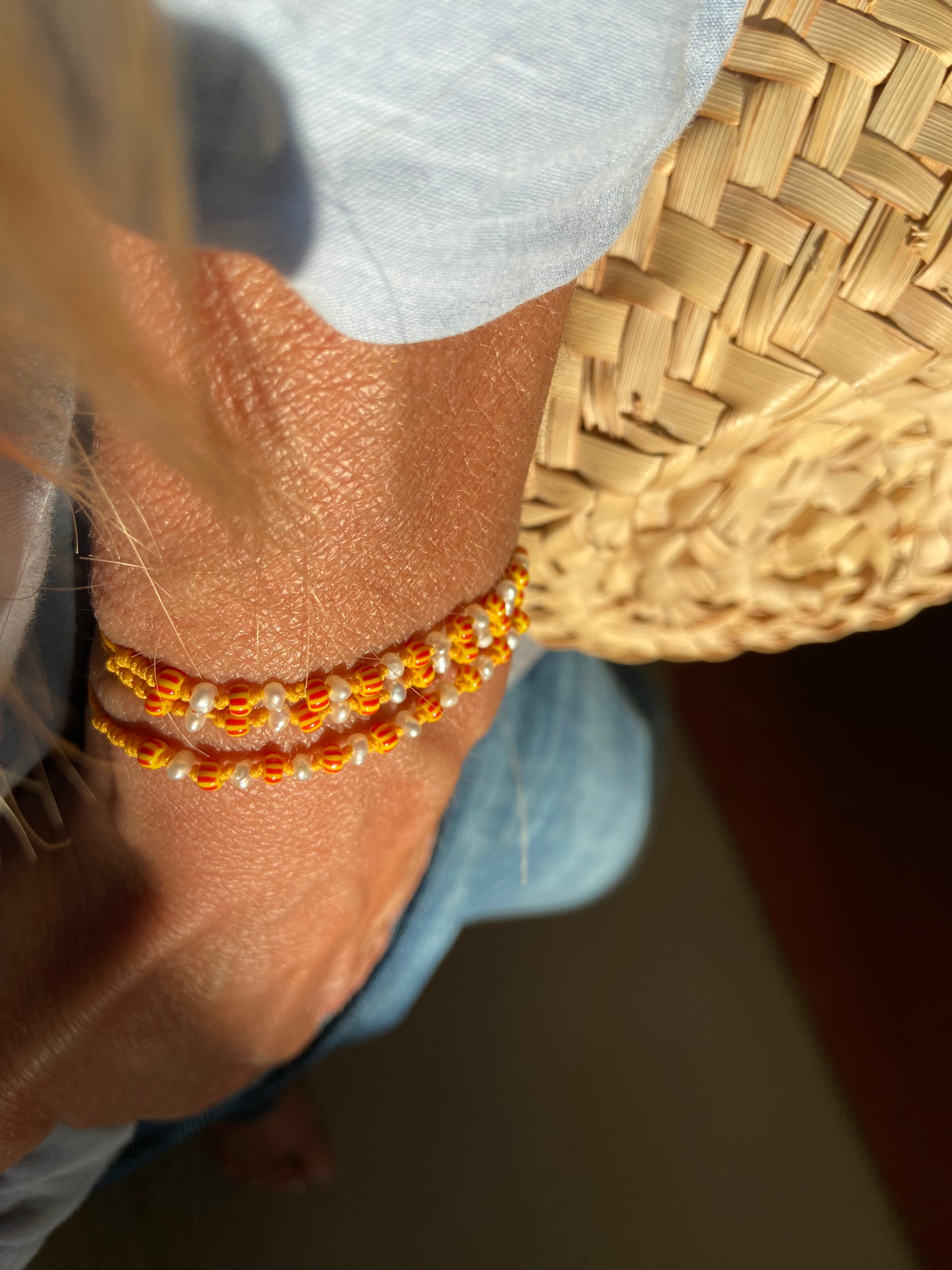 Pulsera de perlas de nácar amarillas y rojas
