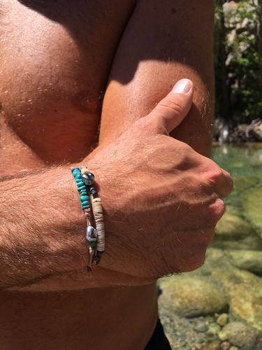 Les bracelets de la collection Homme mélangent les pierres naturelles telles que des turquoises, hématites, pyrites, onyx et Keshi de Tahiti. Chaque bracelet est lié avec un cordon camel, kaki ou gris pour un style élégant et décontracté