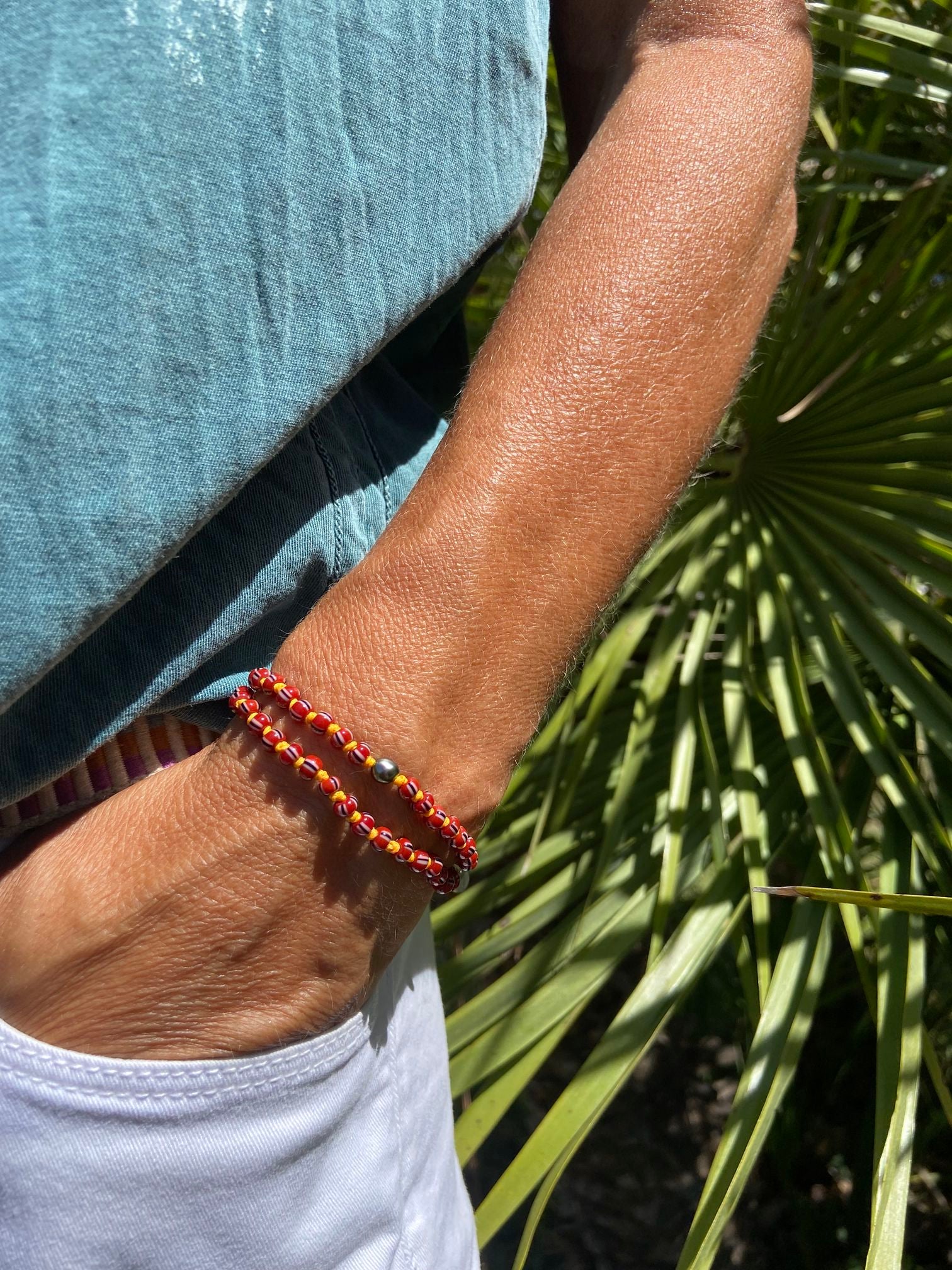 Pulsera de doble vuelta con perlas africanas Keshi rojas